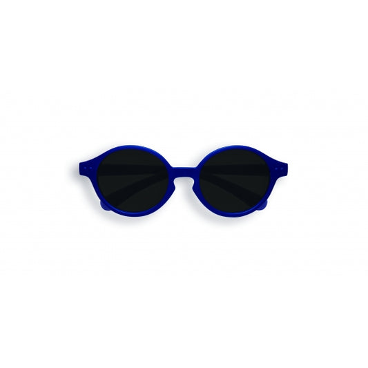 Nachhaltige IZIPIZI Baby Sonnenbrille in Denim Blau für 0–9 Monate mit 100 % UV-Schutz, erhältlich bei Bärechind in Winterthur, Zürich – dein Kinderladen für bewusste Familien