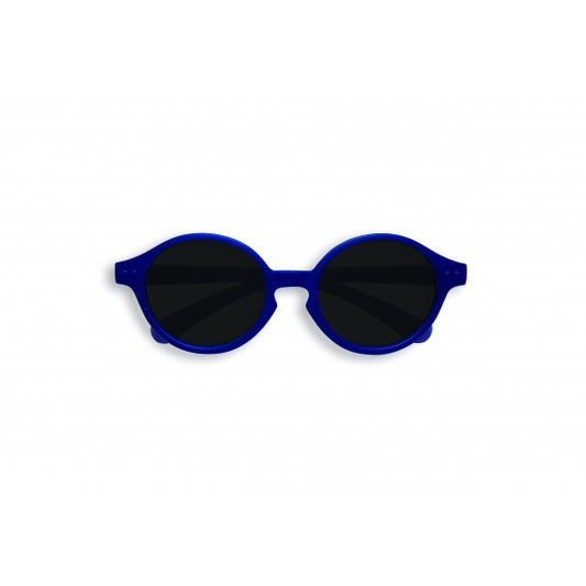 Nachhaltige IZIPIZI Baby Sonnenbrille in Blau für 3-5 Jahre mit 100 % UV-Schutz, erhältlich im Bärechind in Winterthur, Zürich – dein Kinderladen für bewusste Familien