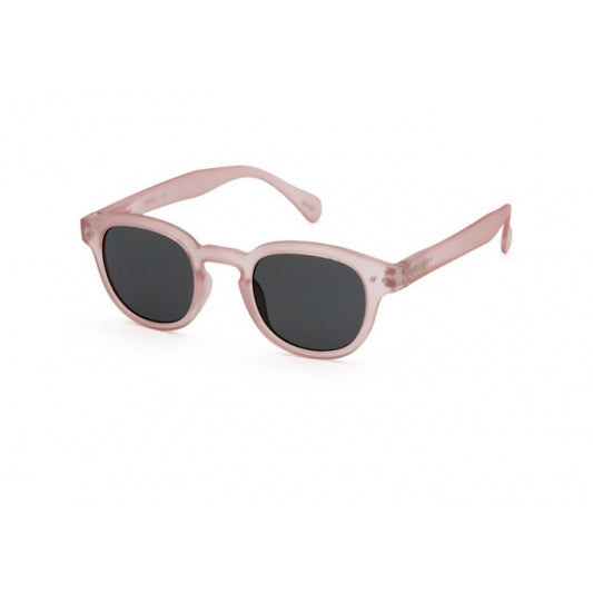Nachhaltige IZIPIZI Junior Sonnenbrille in Pink für Kinder von 5–10 Jahren mit 100 % UV-Schutz – erhältlich im Bärechind Kinderladen in Winterthur, Zürich