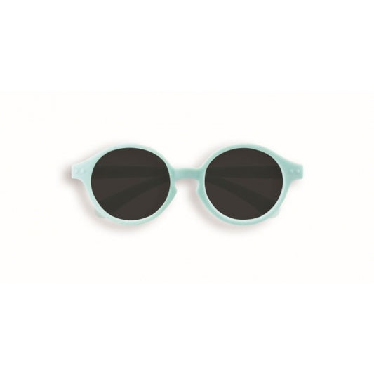 Nachhaltige IZIPIZI Kids Sonnenbrille in Aqua Green für Kinder von 3–5 Jahren mit 100 % UV-Schutz – erhältlich im Bärechind Kinderladen in Winterthur, Zürich