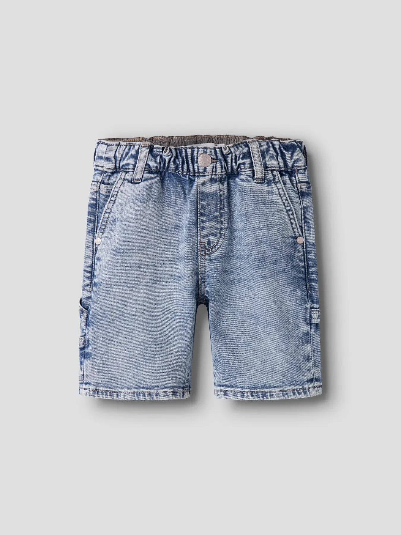 Kinder Jeans Bermuda aus hellblauem Denim mit Taschen, erhältlich bei Bärechind Winterthur Zürich Schweiz.