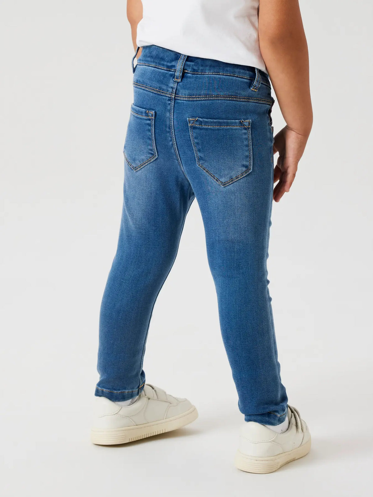 Rückansicht der NAME IT Kinder Jeans mit Slim Fit in Mittelblau, im Bärechind Winterthur Zürich Schweiz erhältlich