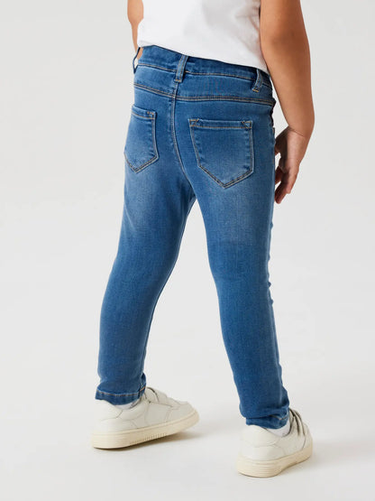 Rückansicht der NAME IT Kinder Jeans mit Slim Fit in Mittelblau, im Bärechind Winterthur Zürich Schweiz erhältlich