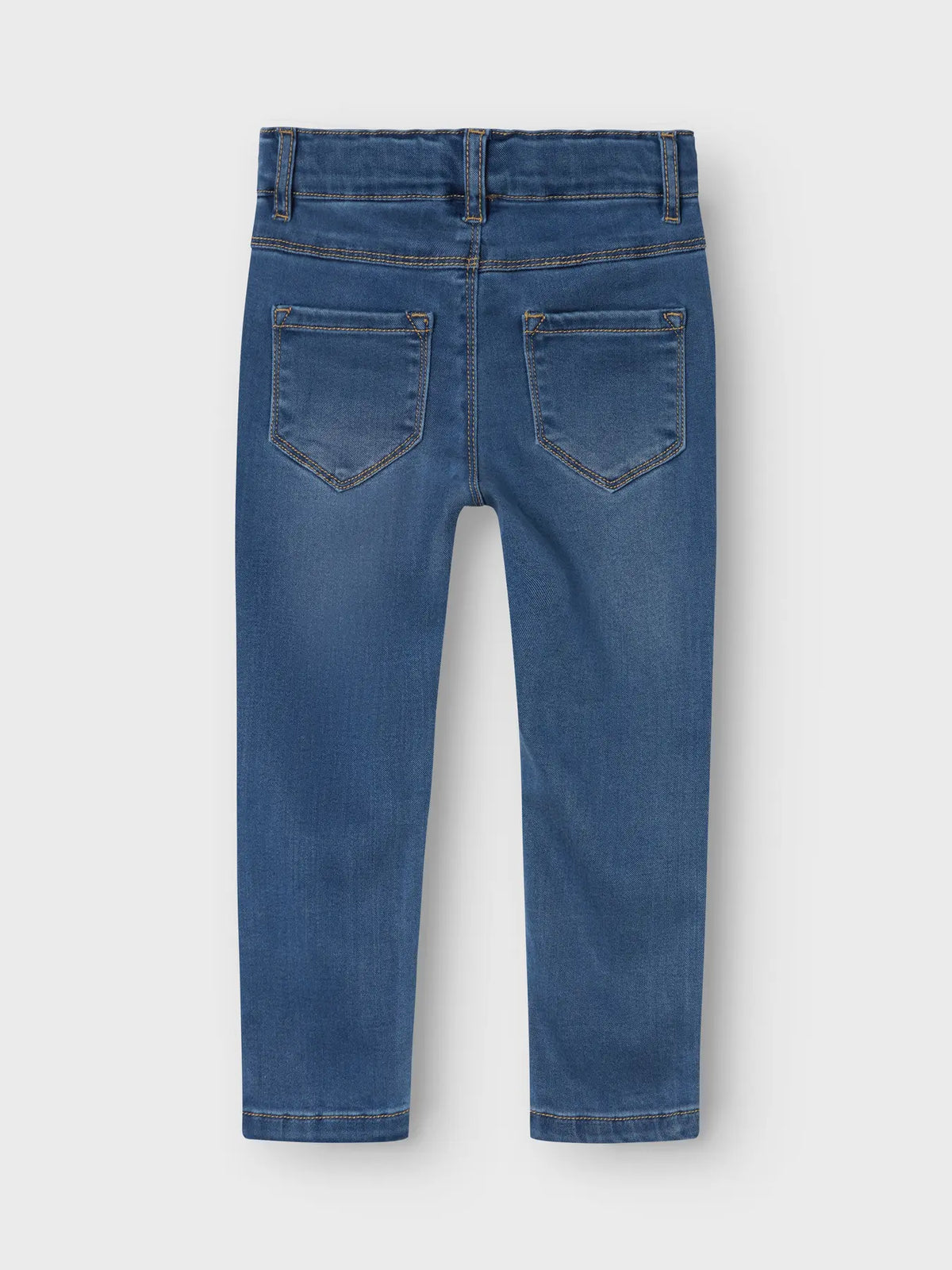 Rückseite der weichen TENCEL™ Jeanshose von NAME IT, bei Bärechind in Winterthur, Zürich, Schweiz.

