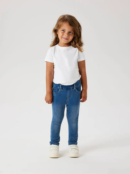 Kind trägt weiche NAME IT Jeanshose aus TENCEL™, zu kaufen bei Bärechind in Winterthur, Zürich, Schweiz.