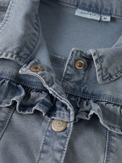 Kind trägt hellblaue Denim Jeansjacke mit Rüschenkragen von NAME IT Bärechind Winterthur Zürich Schweiz