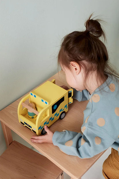 Kind spielt mit der Kid's Concept Ambulanz aus Holz im Kinderzimmer