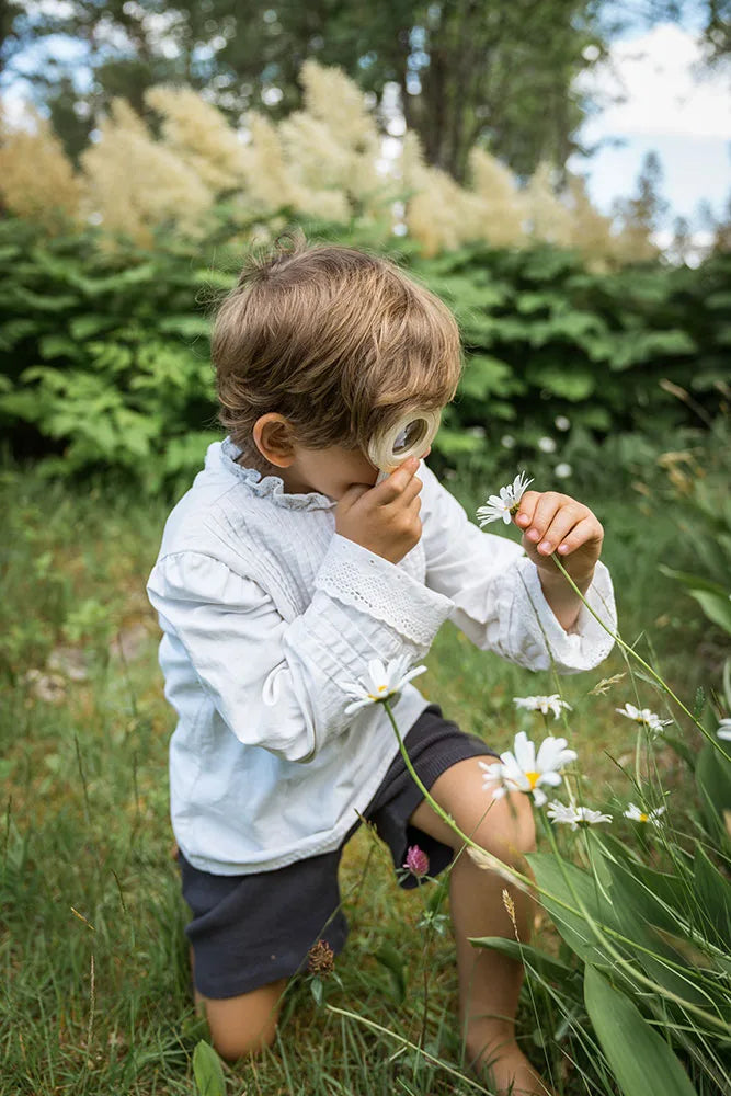 Kind entdeckt Blumen mit Entdecker Set bei Bärechind kaufen in Winterthur, Zürich, Schweiz