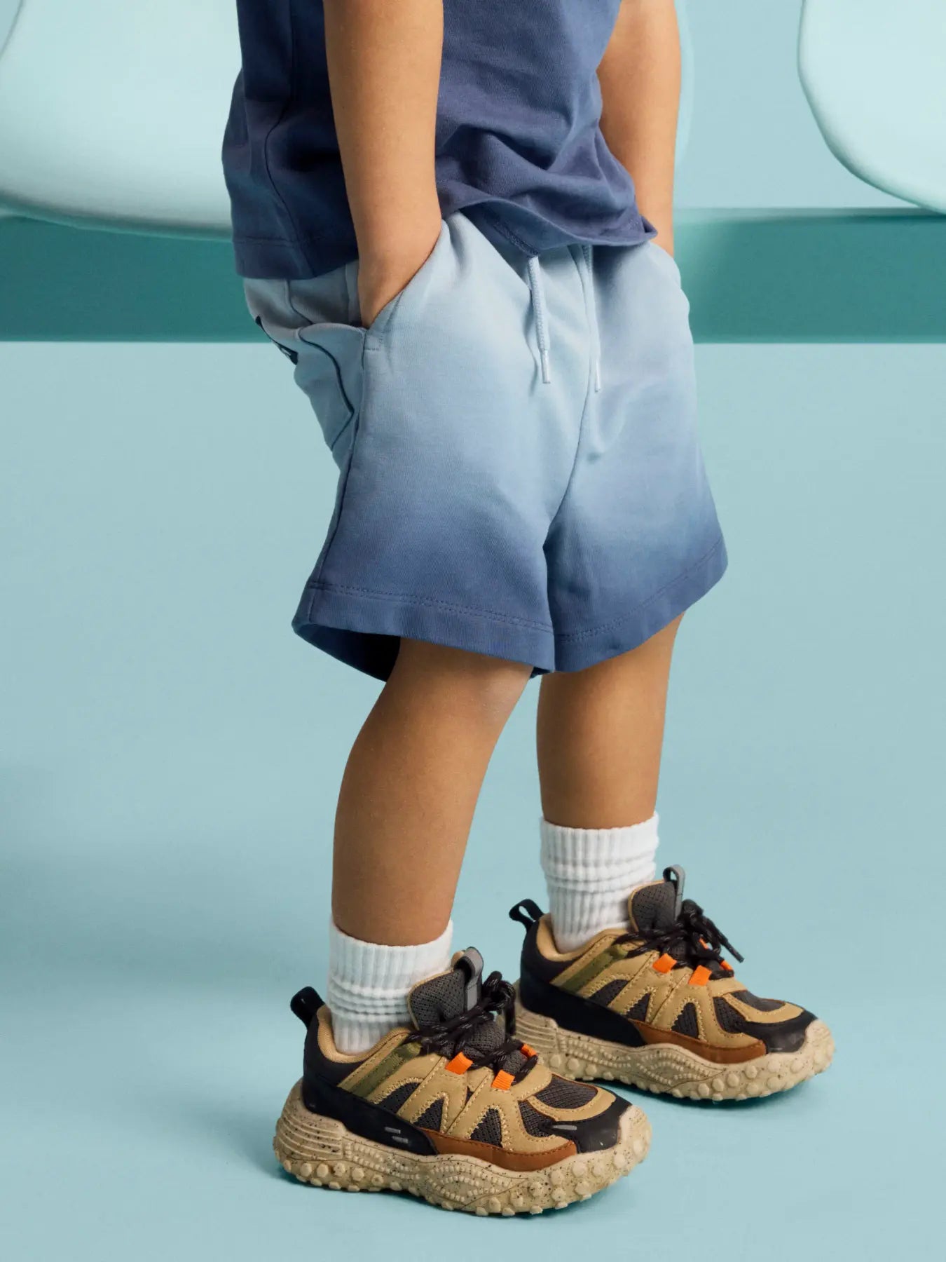 Kind trägt blaue Sweatshorts mit Farbverlauf von NAME IT, im Bärechind Winterthur Zürich Schweiz kaufen