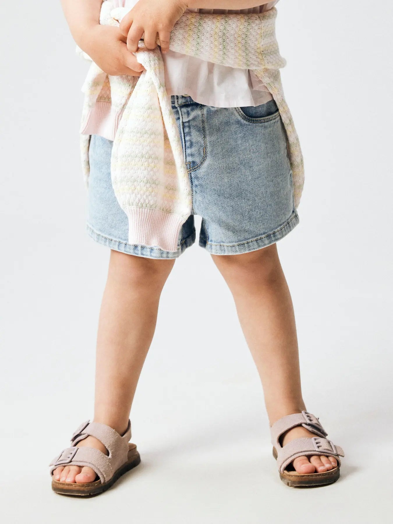 Kind trägt hellblaue Denim Shorts von NAME IT im Sommerlook, erhältlich im Bärechind Winterthur, Zürich, Schweiz.