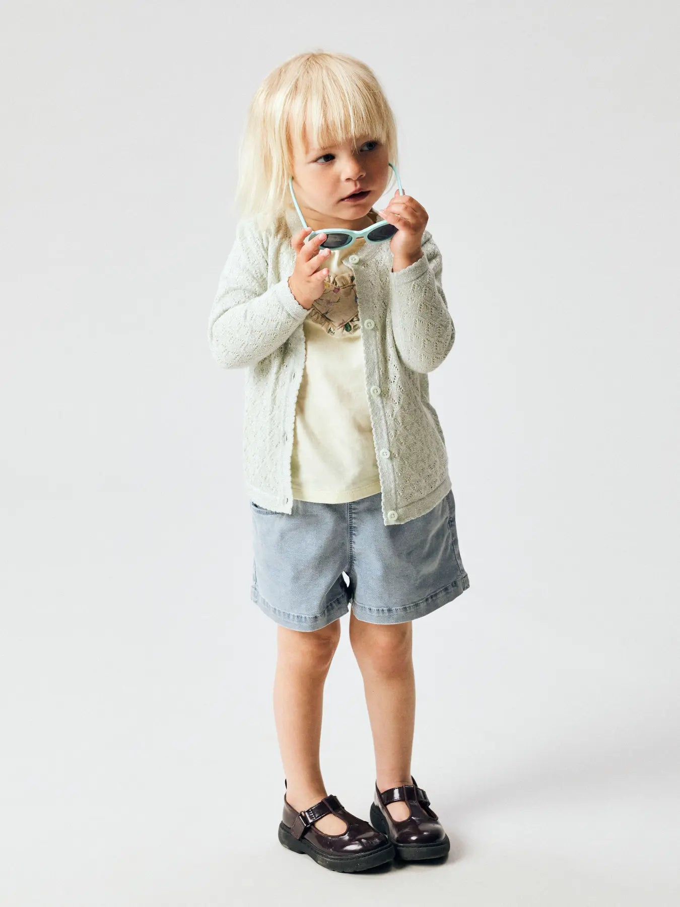 Kind trägt hellblaue Denim Shorts von NAME IT bei Bärechind Winterthur Zürich Schweiz