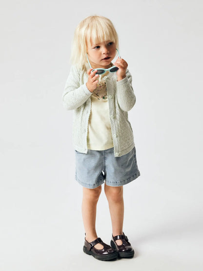 Kind trägt hellblaue Denim Shorts von NAME IT bei Bärechind Winterthur Zürich Schweiz