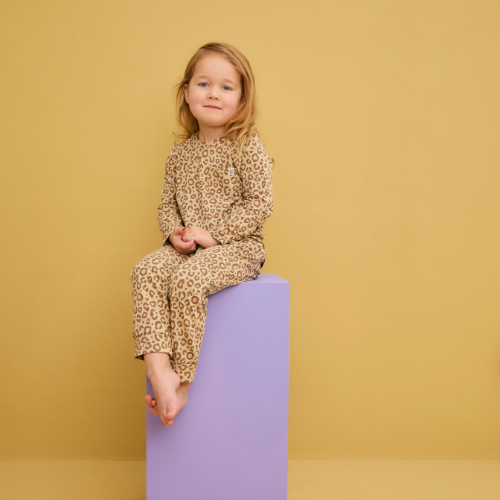 Kinder Jogginghose mit Leo-Print getragen von Kind