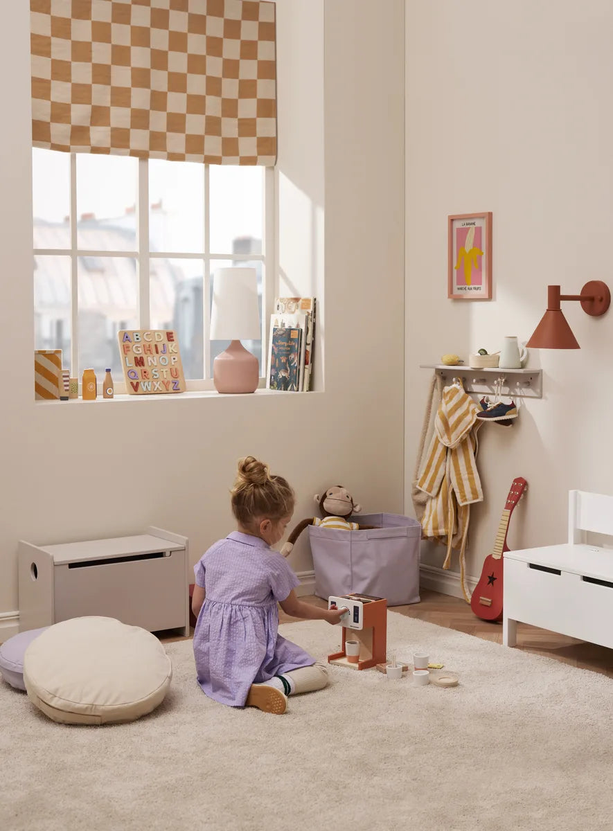 Kinder spielen Café mit Holz Kaffeemaschine und Spieltassen – Bärechind Winterthur Zürich Schweiz.