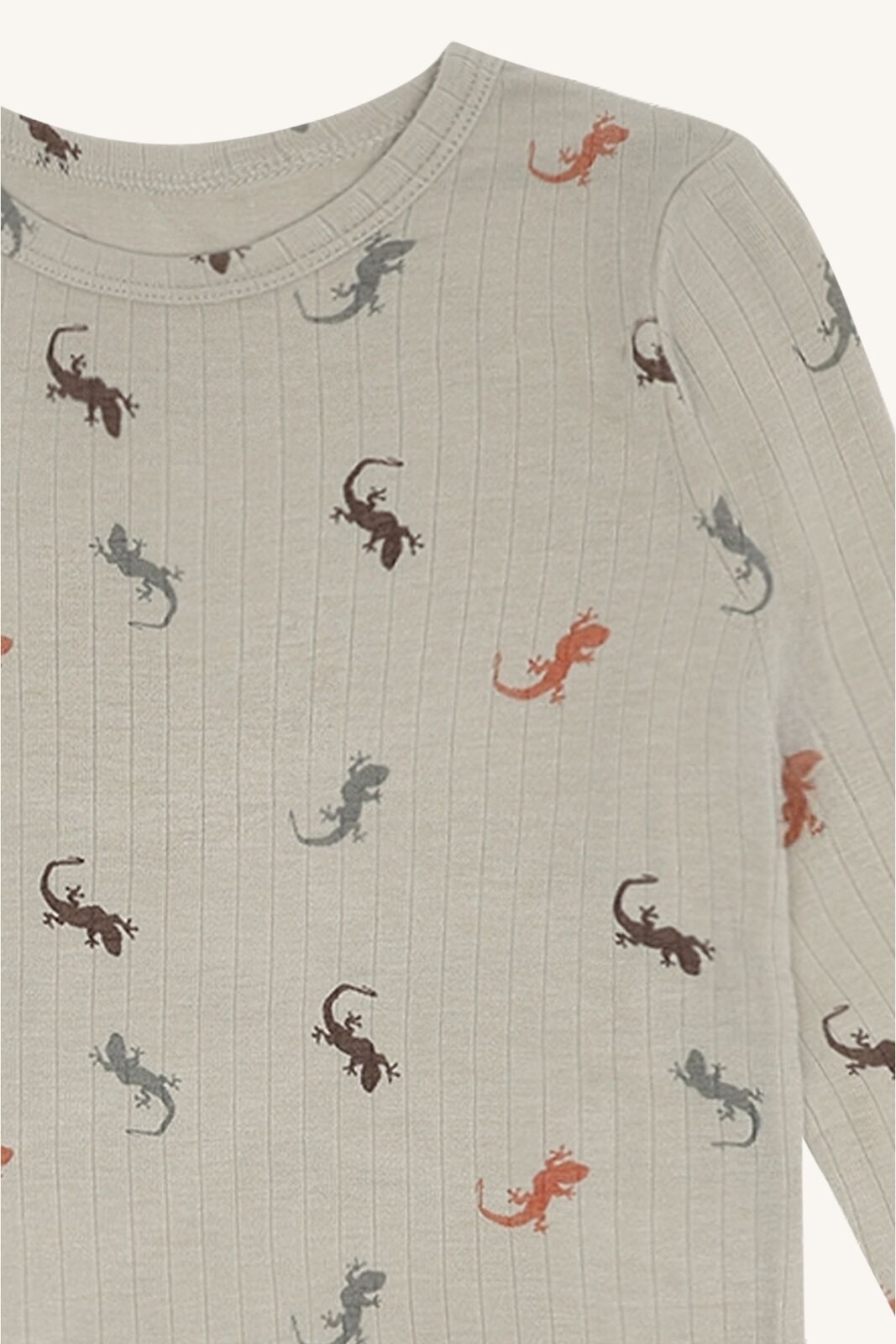 Detailansicht vom Tierprint auf grauem Kinder Langarmshirt aus Bio-Baumwolle