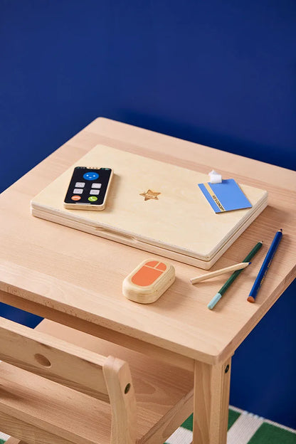 Kind spielt mit Laptop Spielset aus Holz am Tisch – kaufen bei Bärechind Winterthur Zürich Schweiz.