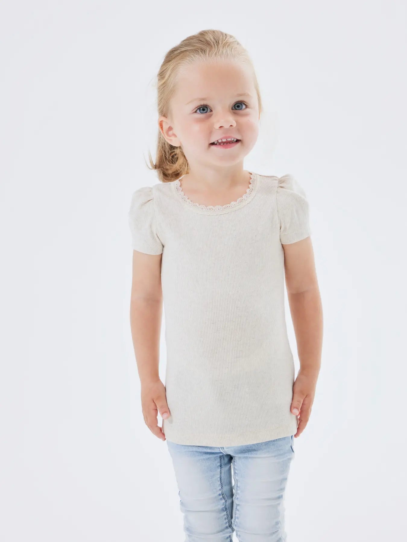 Kind trägt beiges Ripp Baumwoll T-Shirt mit Puffärmeln, erhältlich bei Bärechind Winterthur Zürich Schweiz