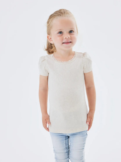Kind trägt beiges Ripp Baumwoll T-Shirt mit Puffärmeln, erhältlich bei Bärechind Winterthur Zürich Schweiz
