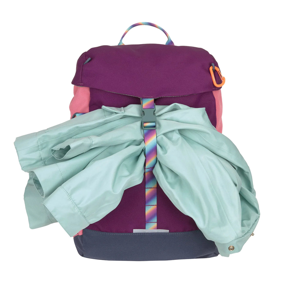 Lässig Wanderrucksack Unique in Berry Pink getragen, mit Jacke an den Schlaufen befestigt, im Bärechind Winterthur.