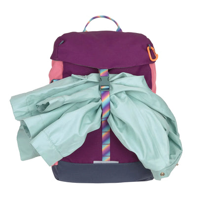 Lässig Wanderrucksack Unique in Berry Pink getragen, mit Jacke an den Schlaufen befestigt, im Bärechind Winterthur.