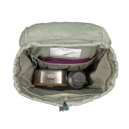 Innenansicht des Lässig Wanderrucksacks Unique in Berry Pink mit Fächern für Znünibox und Trinkflasche, im Bärechind Winterthur.