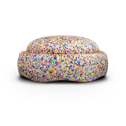 Bunt gesprenkeltes Schaumstoff-Balanceelement, freigestellt auf hellem Hintergrund.