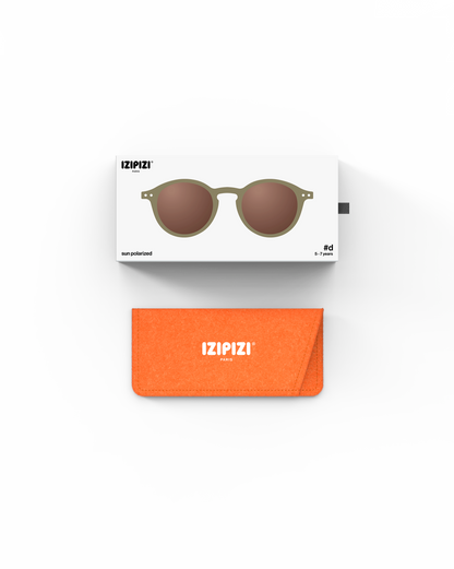 IZIPIZI Kinder Sonnenbrille Olive mit Verpackung und Etui – erhältlich bei Bärechind Winterthur