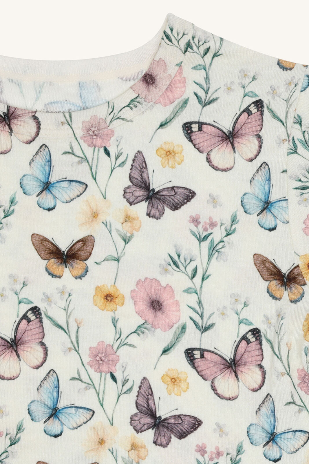 Detailansicht vom Schmetterlings und Blumenprint auf Kinder T-Shirt aus Bio-Baumwolle