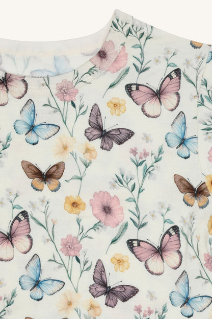 Detailansicht vom Schmetterlings und Blumenprint auf Kinder T-Shirt aus Bio-Baumwolle