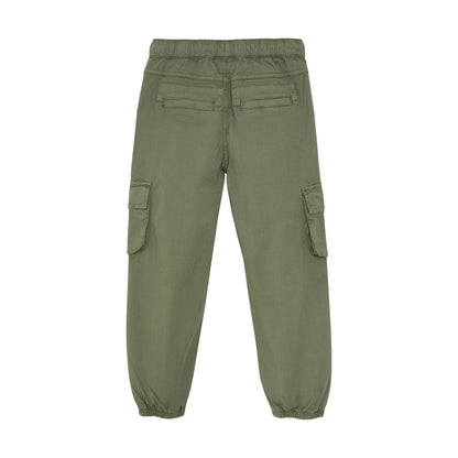 Seitenansicht der grünen Twill-Hose mit praktischen Taschen und elastischen Bündchen für perfekten Sitz