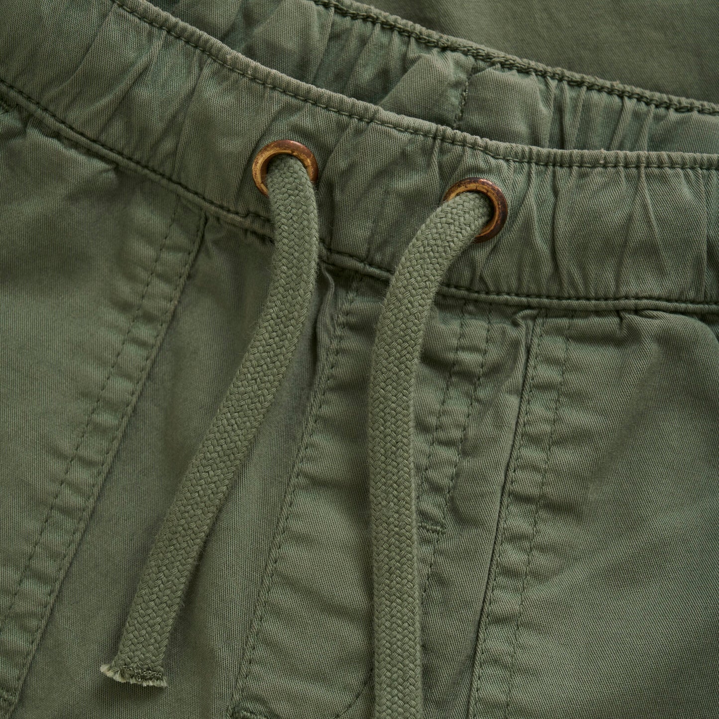 Nahaufnahme der Twill-Hose in Grün mit weichem, strapazierfähigem Stoff und praktischem Kordelzug