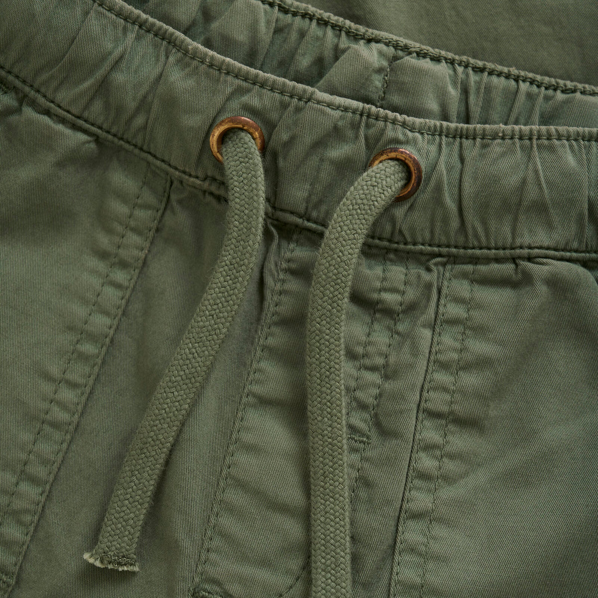 Nahaufnahme der Twill-Hose in Grün mit weichem, strapazierfähigem Stoff und praktischem Kordelzug