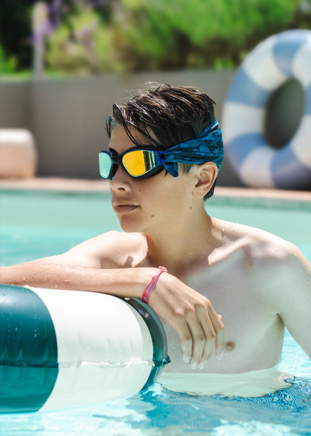 Kind trägt bequeme Taucherbrille im Pool mit elastischem Band erhältlich bei Bärechind Winterthur Zürich Schweiz