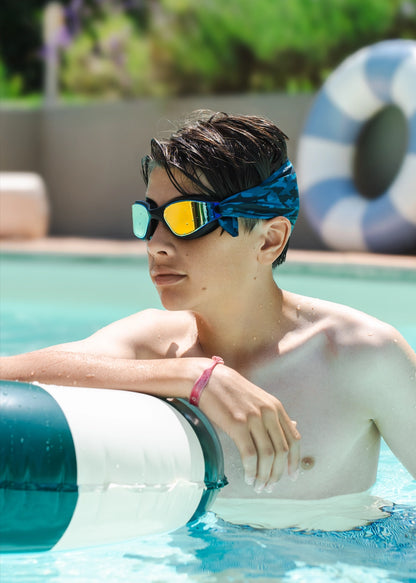Kind trägt bequeme Taucherbrille im Pool mit elastischem Band erhältlich bei Bärechind Winterthur Zürich Schweiz