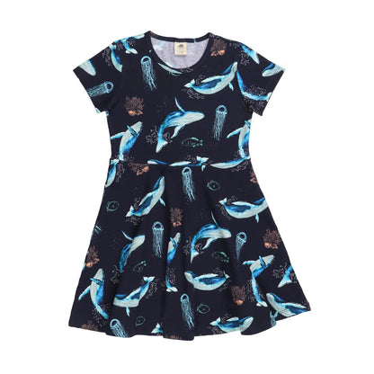Kinderkleid aus Bio-Baumwolle mit Wal-Muster auf schwarzem Hintergrund, nachhaltig hergestellt.