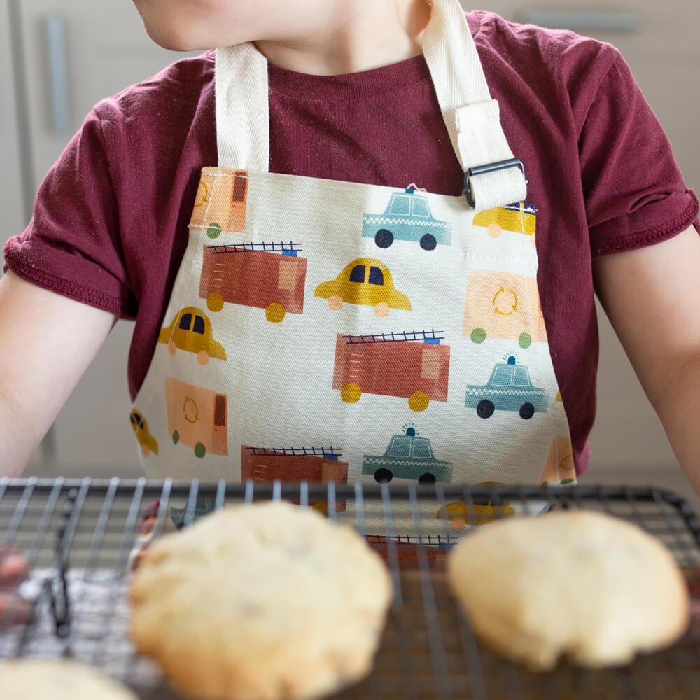 Kind mit Kinderkochschürze Fahrzeug für Kinder von 2 bis 6 Jahren – ideal zum Backen und Kochen