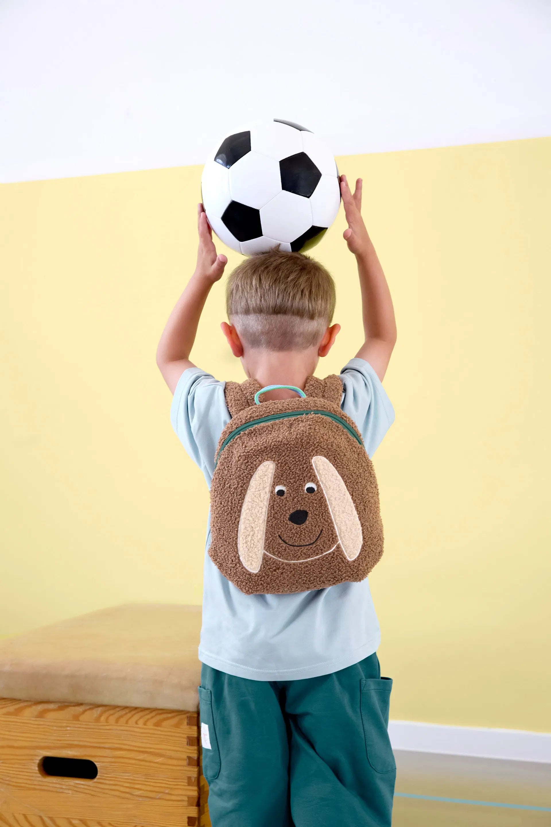 Kind trägt Tiny Team Rucksack von Lässig, erhältlich bei Bärechind Winterthur, Zürich, Schweiz.