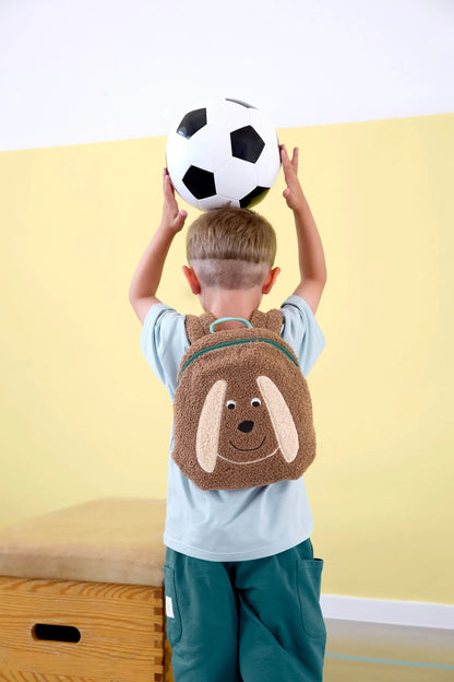 Kind trägt Tiny Team Rucksack von Lässig, erhältlich bei Bärechind Winterthur, Zürich, Schweiz.