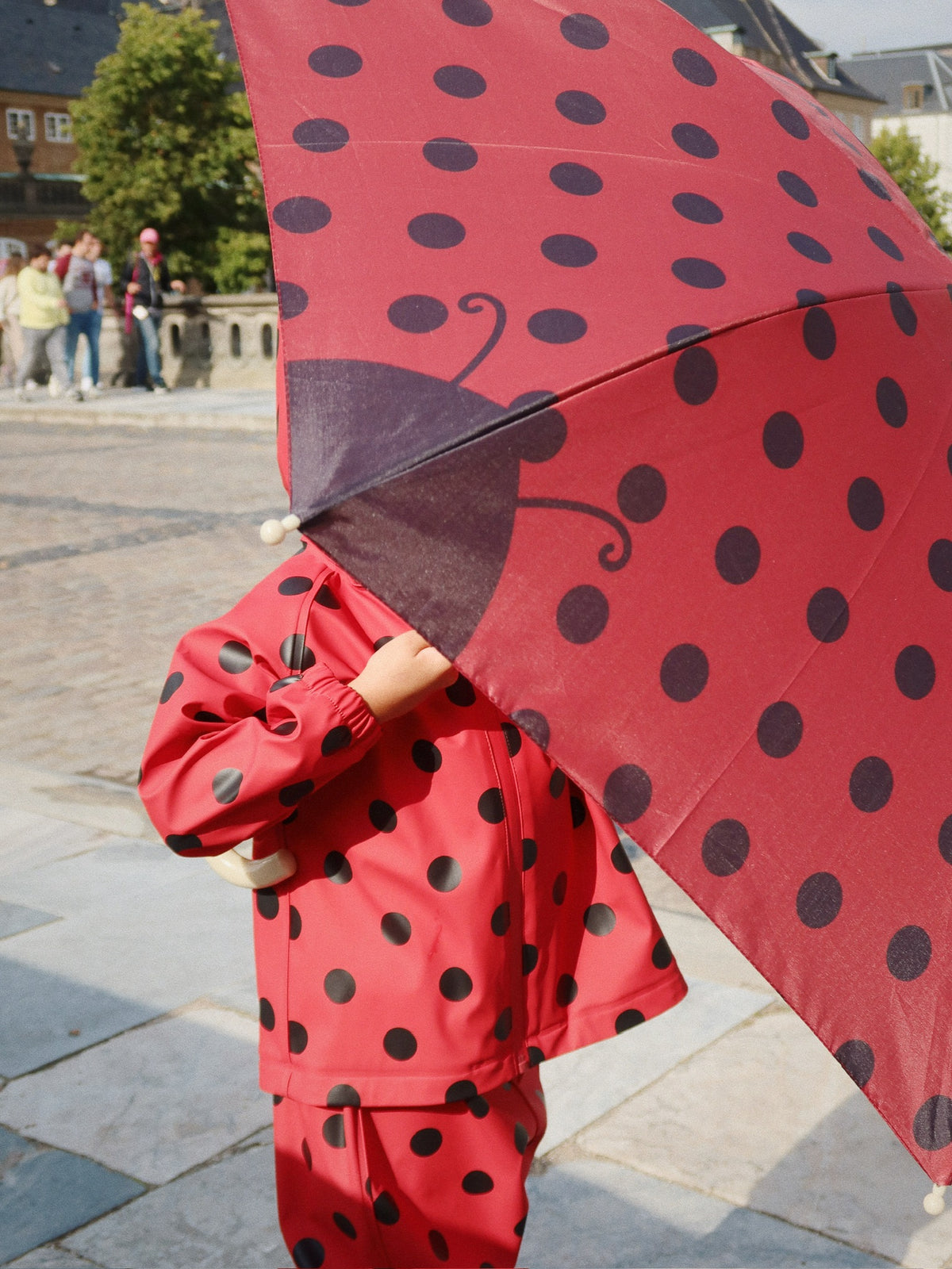 Konges Sløjd Marienkäfer-Regenschirm Lady Dot im Einsatz bei Regen, erhältlich bei Bärechind