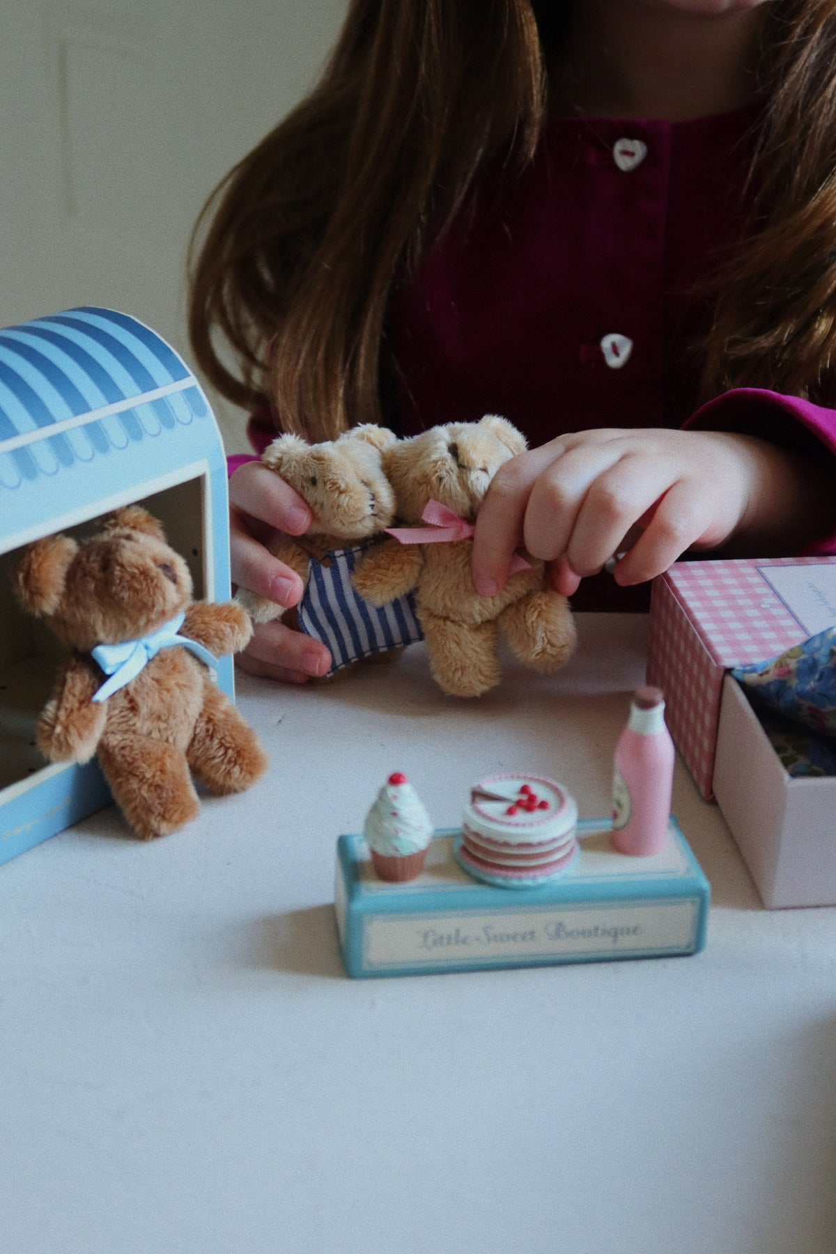 Konges Sløjd Mini-Teddy Milo, Brown, Verpackung mit Beschriftung, erhältlich bei Bärechind