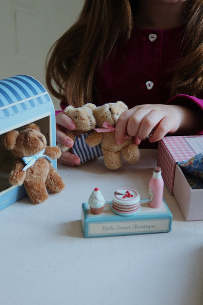 Konges Sløjd Mini-Teddy Milo, Brown, Verpackung mit Beschriftung, erhältlich bei Bärechind