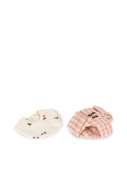 Kleines Zubehör aus dem Puppenkoffer für die Puppenpflege