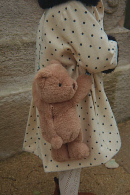 Konges Sløjd Teddy-Tasche Teddy Bear von der Seite, erhältlich bei Bärechind