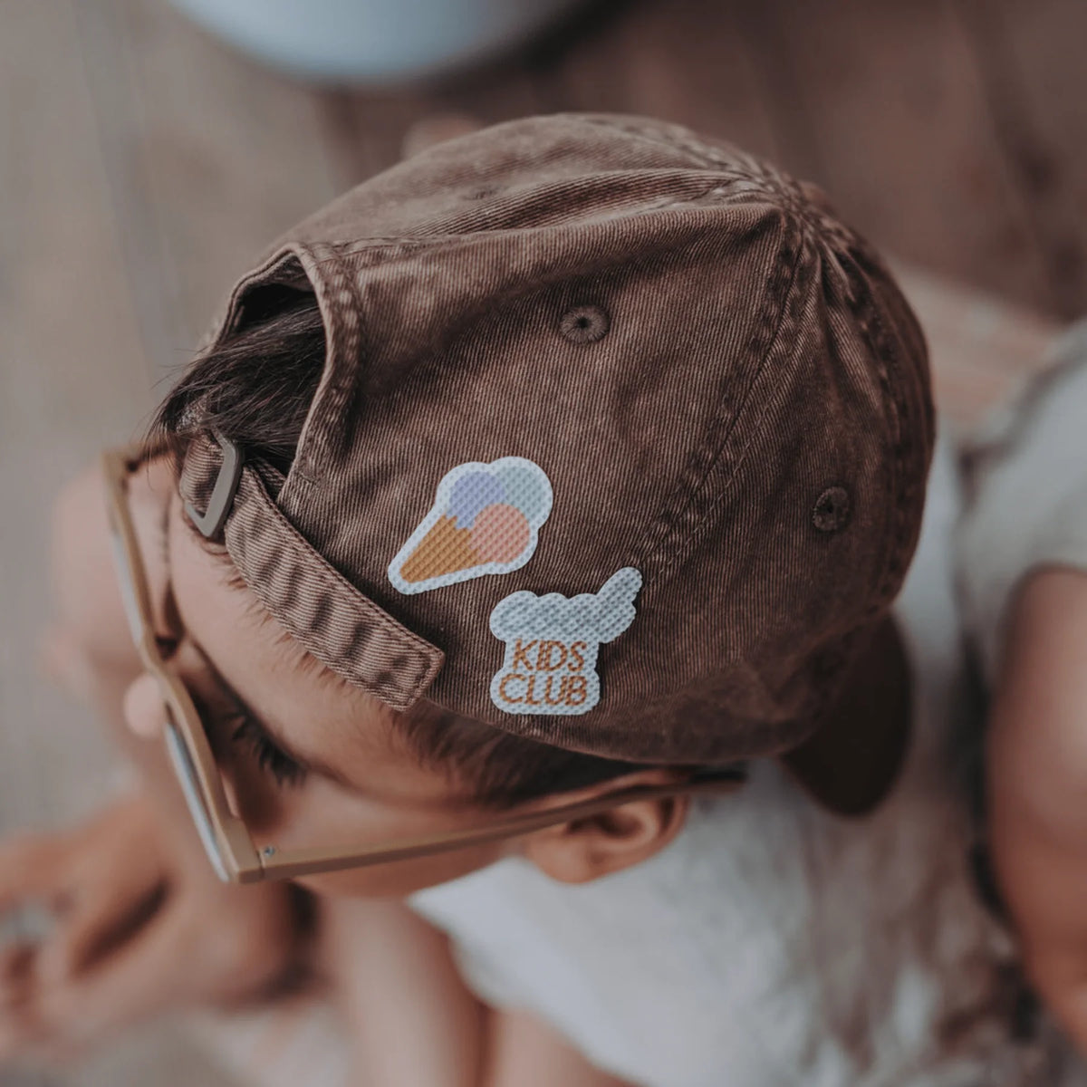 Kühlii Hydrogel Pflaster Cool Kids Edition, Detailansicht auf einer Kindermütze