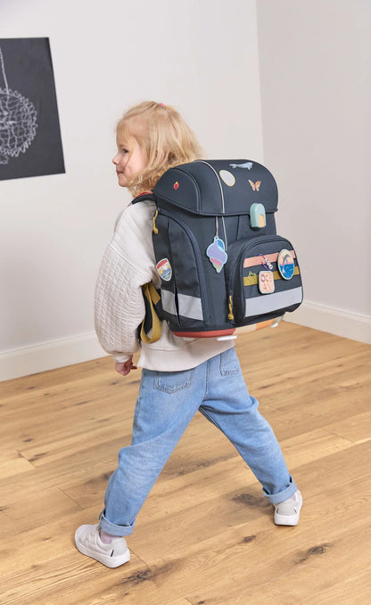 Kind mit LÄSSIG Schulrucksack und Delfin Anhänger bei Bärechind Winterthur Zürich Schweiz