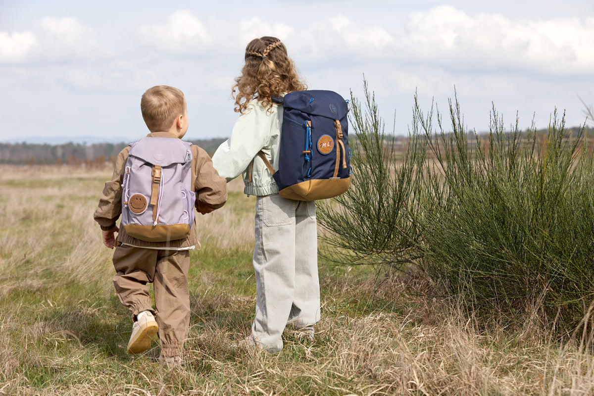 Kinder mit dem Lässig Wanderrucksack in Lilac beim Wandern, ideal für Ausflüge und die Waldspielgruppe, im Bärechind Winterthur.