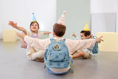 Kind mit dem Lässig Kindergartenrucksack Mini Pattern Party Blau, ideal für Kindergarten, Ausflüge und den Familienalltag, im Bärechind Winterthur.