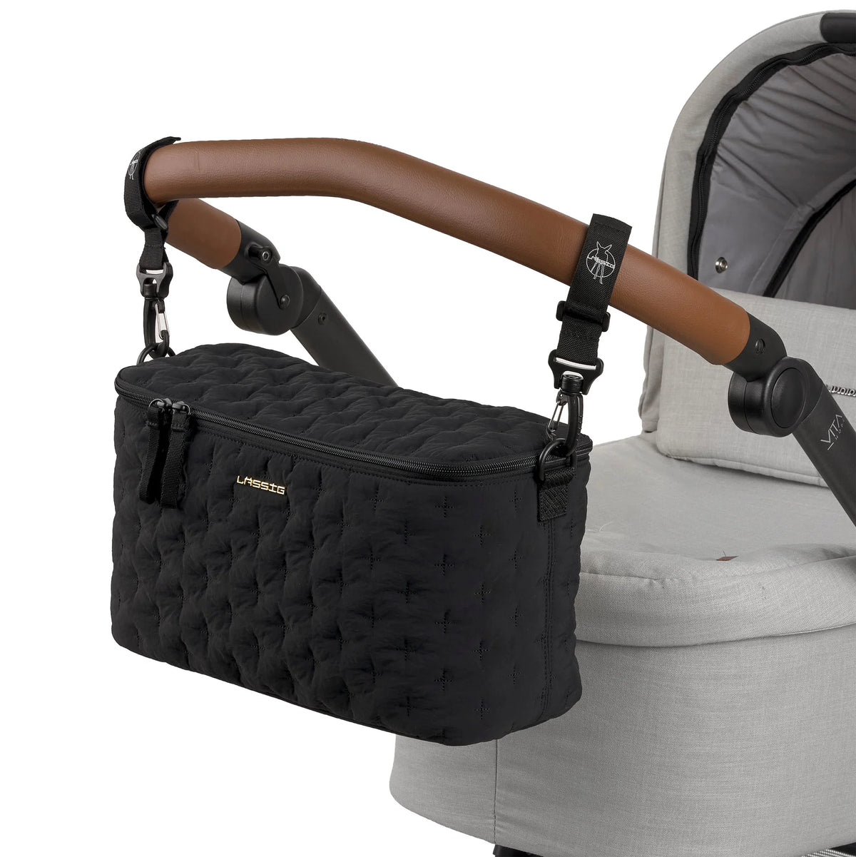 Lässig Kinderwagen Organizer Enoa in Schwarz am Kinderwagengriff befestigt