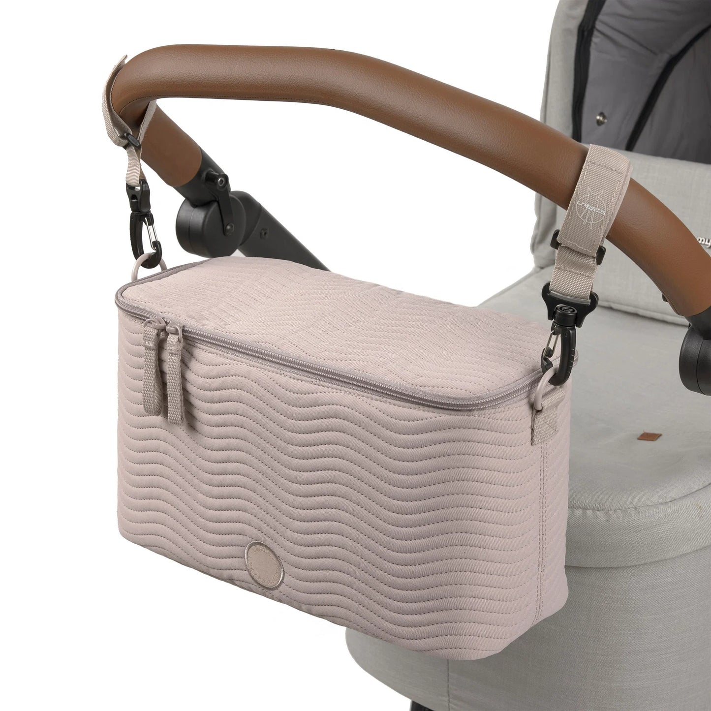 Lässig Kinderwagen Organizer Enoa in Mushroom am Kinderwagengriff befestigt