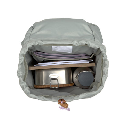 Geöffneter Lässig Wanderrucksack in Lilac mit Sicht auf Innenraum und Sitzunterlage, im Bärechind Winterthur.